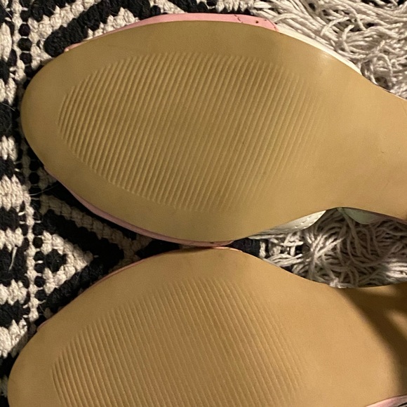 Pink and white pinstripe t-strap pinup pumps - Picture 4 of 4